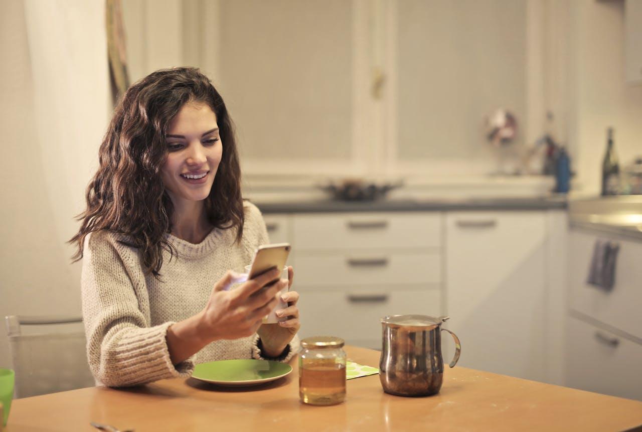 Woman texting while eating
